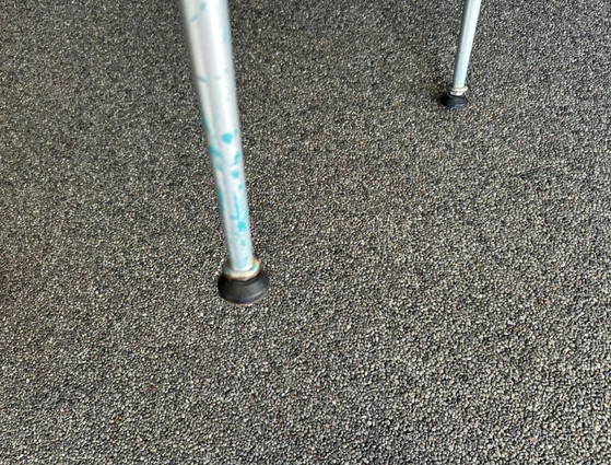 Set van 6 Fasem P40 eetkamer stoelen met rubberen zitting en metalen poten, opknappers – Eetkamerstoelen (photo 7 of 7)