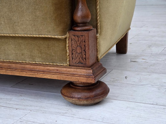 Image 1 of Fauteuil danois des années 1960, velours vert, bois de chêne massif sculpté.