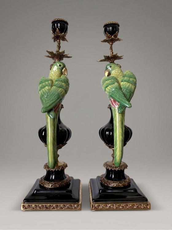 Image 1 of Paar Papageienleuchter aus Porzellan und vergoldeter Bronze – Stil Ludwigs XVI. – 47 cm