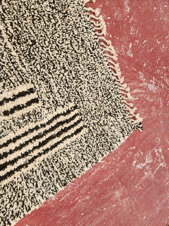 Image 1 of Graphic Beni Ouarain Rug 236x152 cm – Handmade Moroccan Wool Carpet – Black & Ivory Berber Design