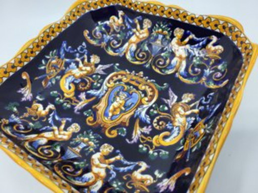 Plat Gien décor Renaissance Italienne en faïence Francais