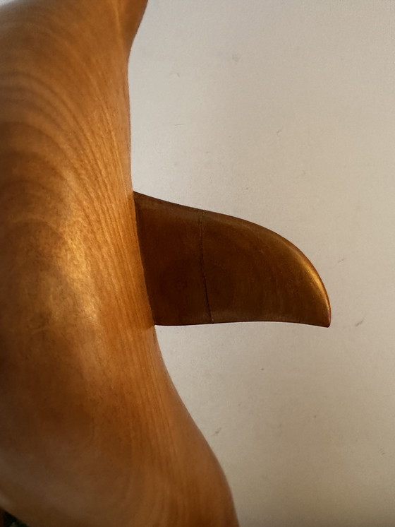 Image 1 of Handgeschnitzte Delfinstatue aus Holz