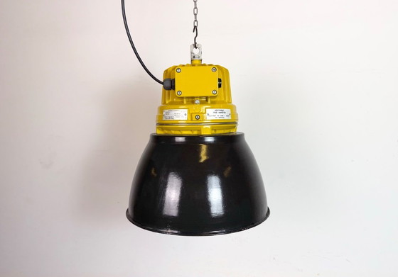 Image 1 of Lampada antideflagrante industriale gialla con paralume smaltato nero, anni '90