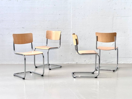 Image 1 of Juego de 4 sillas voladizas Thonet S43 de Mart Stam, fabricadas con tubos de acero cromado y madera contrachapada de haya.