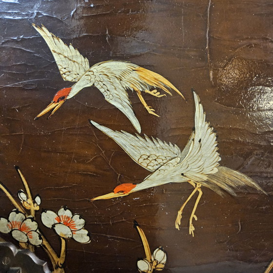 Image 1 of Mobiletto cinese d'epoca con uccelli e fiori rossi e dorati, stile bohémien / mobiletto orientale / mobiletto asiatico