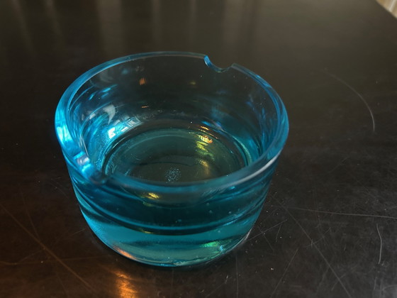 Image 1 of Cenicero de cristal azul de 1970
