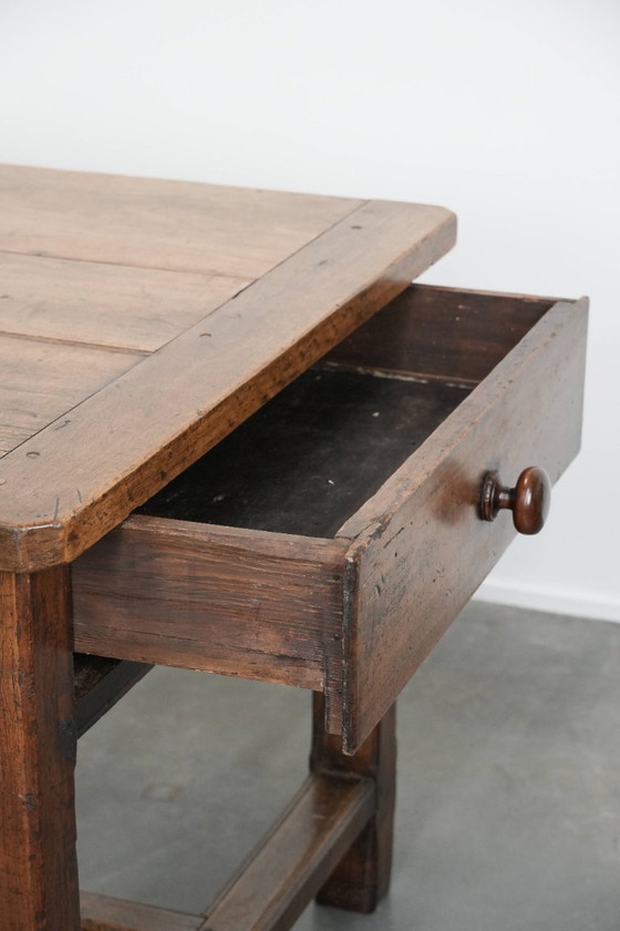 Image 1 of Table de salle à manger de ferme française ancienne et robuste, avec trois tiroirs, datant du XVIIIe siècle.