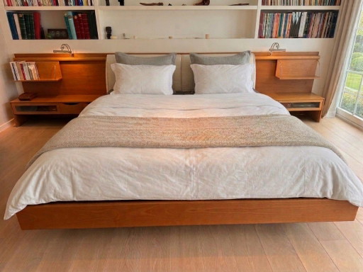 Poliform Morgante – Exceptionnel Ensemble de Chambre en Noyer Massif – tweepersoonsbedden, Wood