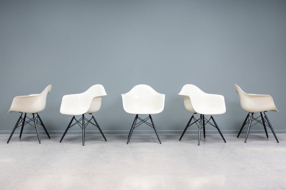 Image 1 of Chaise Eames DAW, 5x