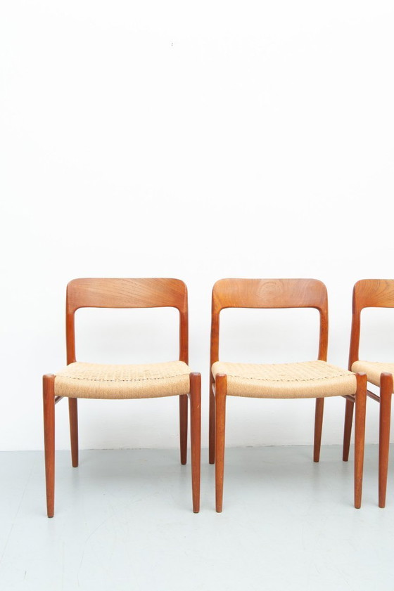Image 1 of 4x eetkamerstoelen model 75 gemaakt van teakhout van Niels Otto Møller voor J.L. Møller Møbelfabrik (jaren 50)