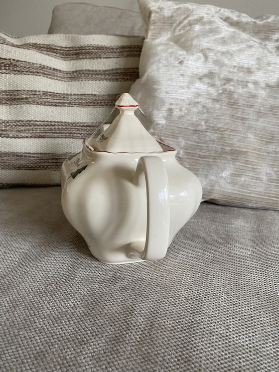 Image 1 of El templo del pueblo navideño de Wedgwood Mason