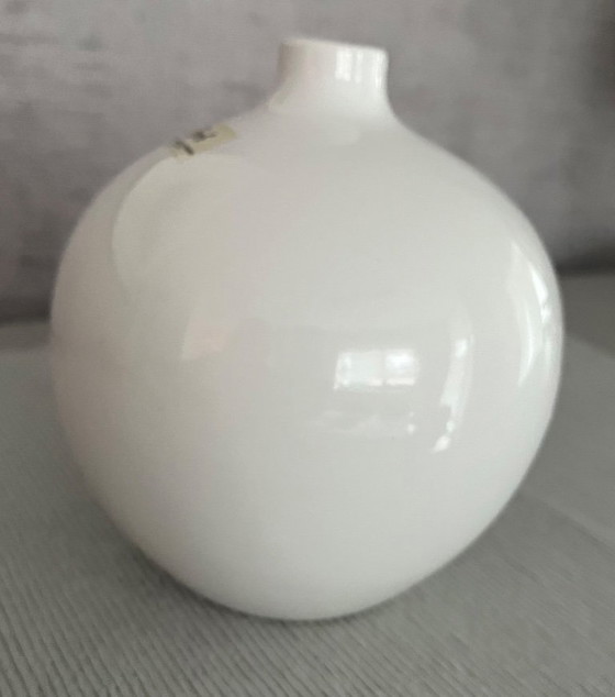 Image 1 of Round white vase by Bob, Special Interior Accessories
