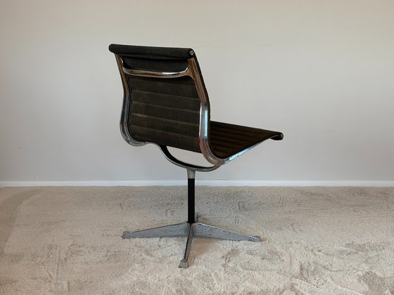 Image 1 of Chaise en aluminium modèle EA 105, conçue par Eames pour Herman Miller, années 1970