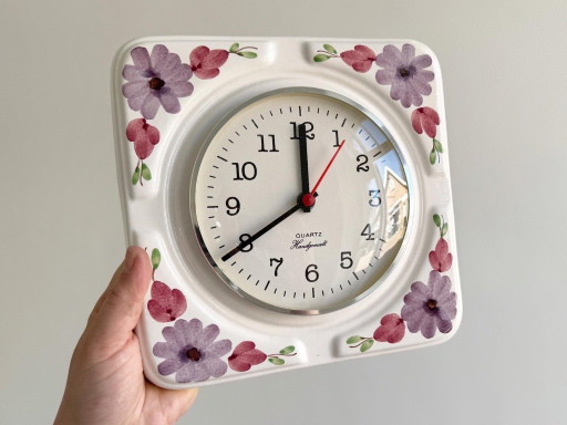 1x Vrolijke Vintage Keramiek Wandklok Met Bloemen – klokken, Ceramic, Glass (photo 2 of 5)