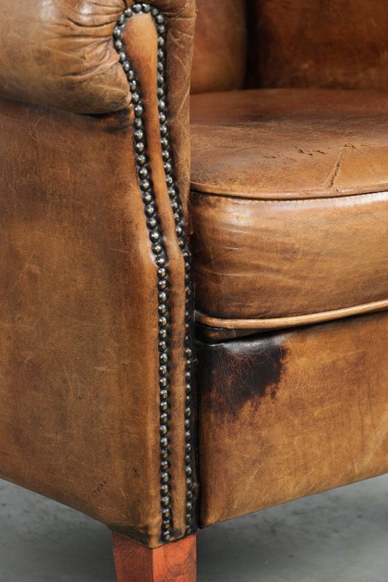 Image 1 of Karaktervolle schapenleren fauteuil met een mooie vintage look en een afwerking met siernagels