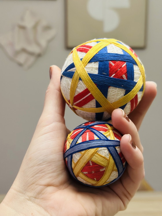 Image 1 of Juego de 2 bolas de Temari japonesas hechas a mano: objeto de arte decorativo