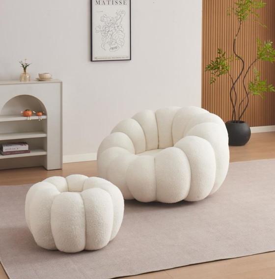 Image 1 of Sillón giratorio Pearl en tela de felpa beige con reposapiés otomano – Comodidad premium