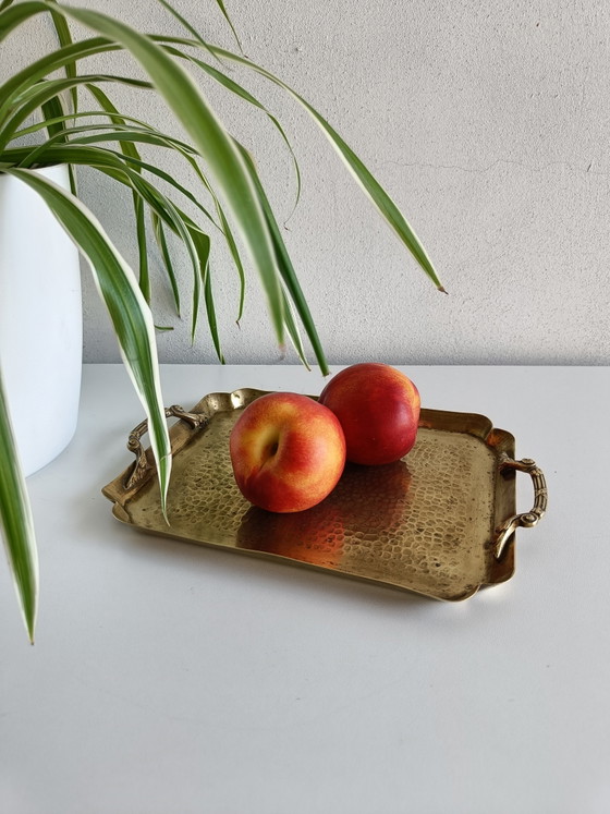 Image 1 of Vintage dienblad van gehamerd messing met decoratieve handgrepen – Art Nouveau-stijl