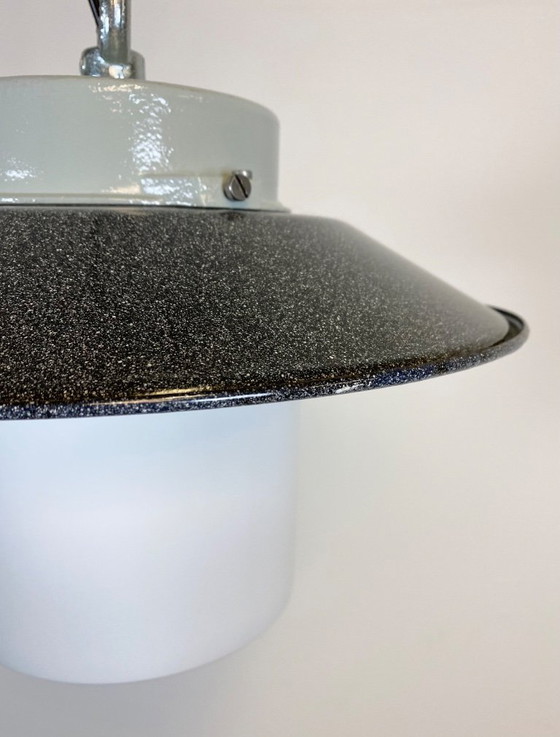 Image 1 of Lampada a sospensione industriale in vetro opalino, anni '70