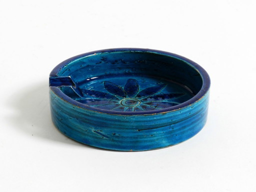 Precioso cenicero de mesa de cerámica Rimini Blu de los años 60, diseñado por Aldo Londi para Bitossi, Italia.