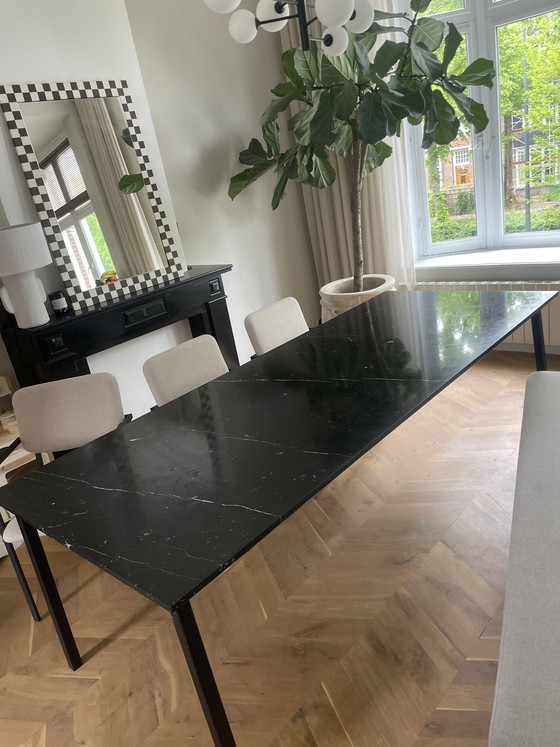 Image 1 of Mesa de comedor de mármol blanco y negro de 240 x 90 cm.