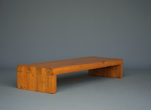 Table basse en pin, style Charlotte Perriand. France, années 1960.