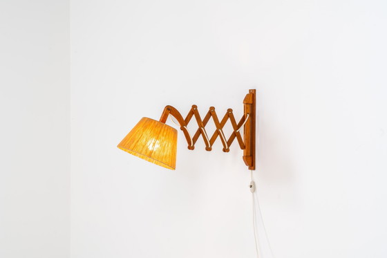 Image 1 of Grote teakhouten wandlamp "Scissor" (Denemarken, jaren 1960).