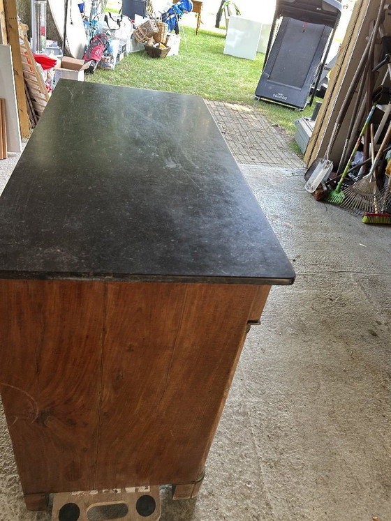 Image 1 of Commode avec plateau en calcaire bleu