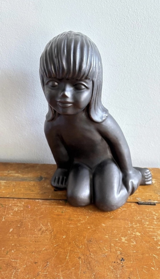 Image 1 of Keramische Statue, Skulptur Sitzendes Mädchen, Emiel Laskaris