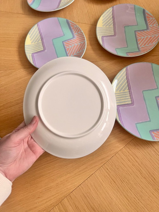 Image 1 of 6 Frühstücksteller im Memphis-Stil, pastellfarben, Art déco