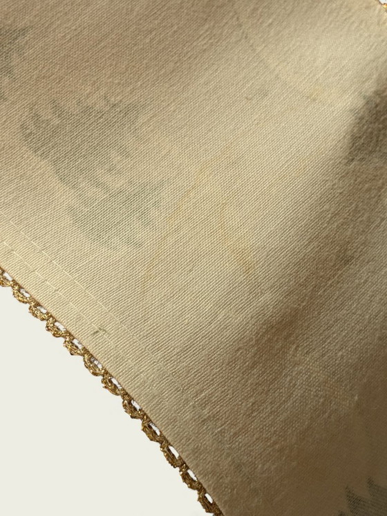 Image 1 of Set aus 2 Vintage Weihnachts-Tischläufern – Weiß mit grünen Tannen & goldfarbenen Verzierungen