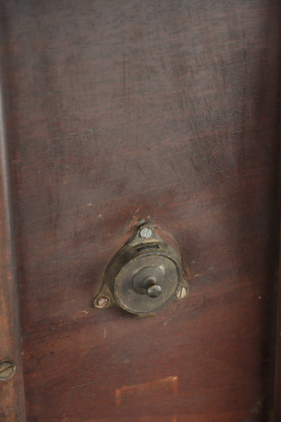 Image 1 of Ronde antieke Engelse tilt top table/ bijzettafel uit begin 19e eeuw met een prachtig patina