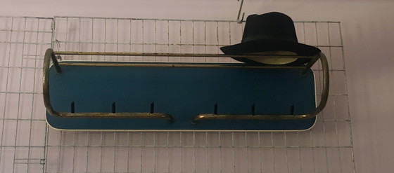 Image 1 of Porte-manteau mural original bleu pétrole des années 50, cadre tubulaire doré