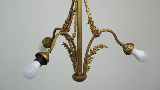 Lámpara colgante antigua con detalles dorados y ornamentados y 3 portalámparas.