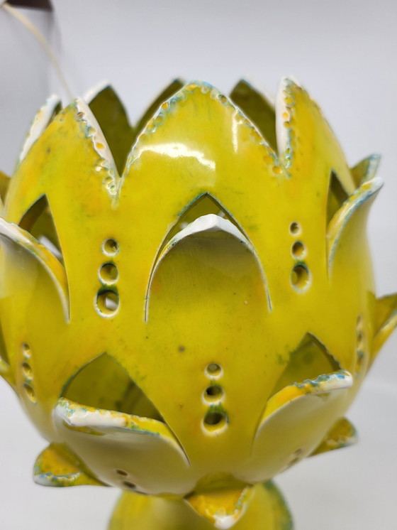 Image 1 of Artisjoklamp van geel keramiek Frankrijk