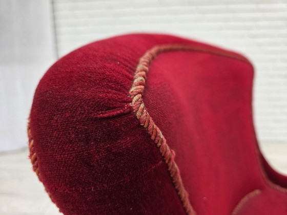 Image 1 of Sillón de cóctel danés de la década de 1950, tapizado en terciopelo rojo cereza.