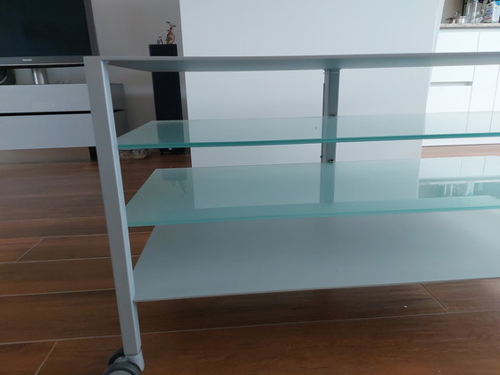 Image 1 of Table d'appoint en métal sur roulettes