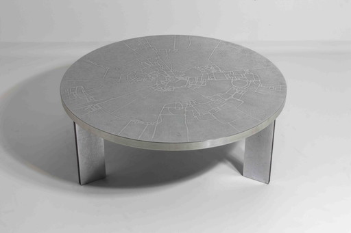 table basse gravée de style brutaliste