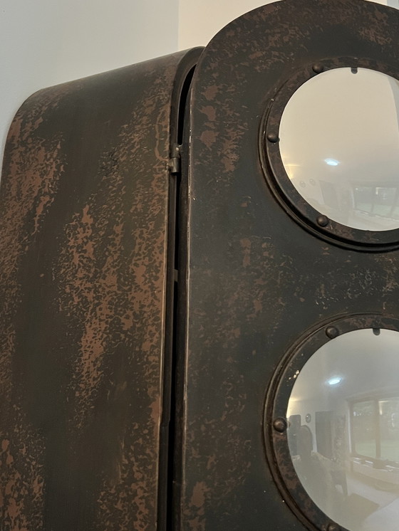 Image 1 of Armadio industriale a parete in metallo con finestre a oblò in vetro