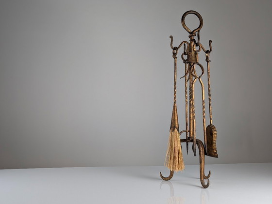 Image 1 of Juego de herramientas para chimenea de hierro forjado dorado con diseño escultórico, década de 1960