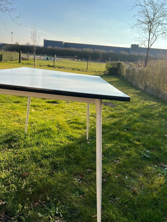 Image 1 of Conjunto de mesa y 4 sillas de fórmica + taburete