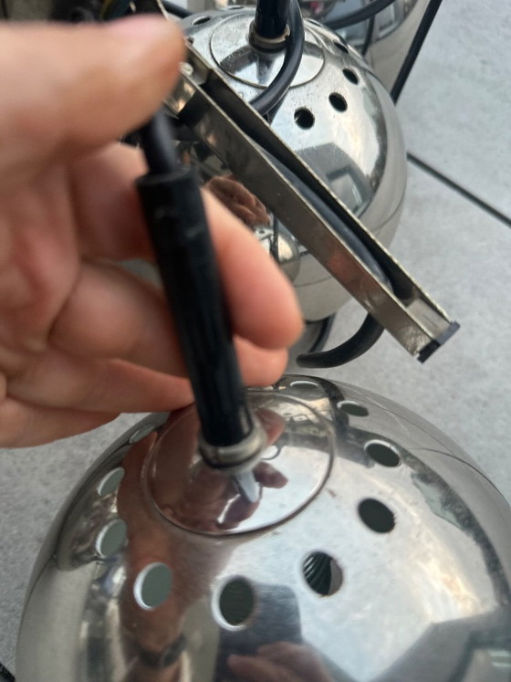 Pendelleuchte mit fünf sphärischen Chromschirmen, Pendelleuchten, Metall, Silber, Mid Century Modern (Foto 2 von 12)