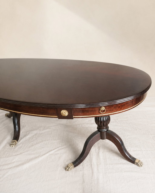 Uitschuifbare ovale tafel van gelakt mahoniehout met leeuwenpootjes en gouden details. – eettafels, Wood (photo 2 of 6)