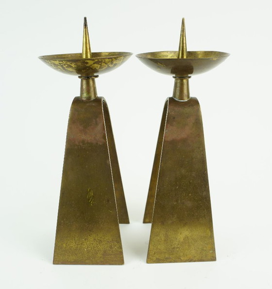 Image 1 of Une paire de bougeoirs en laiton de style moderne du milieu du siècle, datant des années 1950/60.