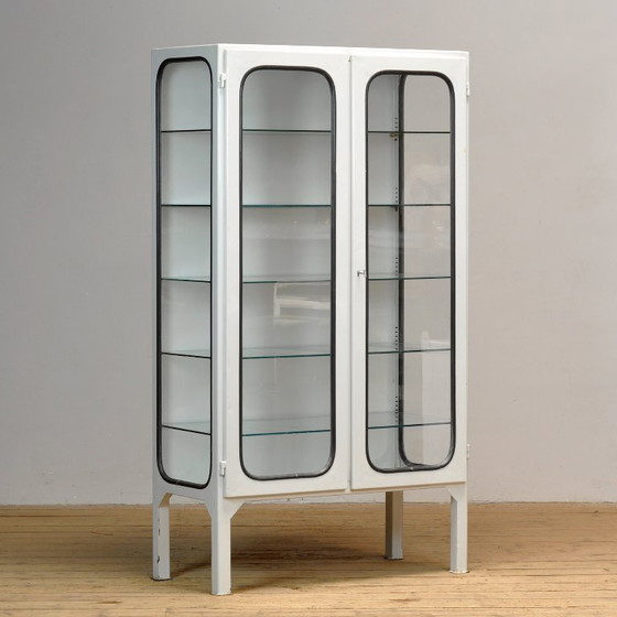 Image 1 of Armario médico antiguo, década de 1970.