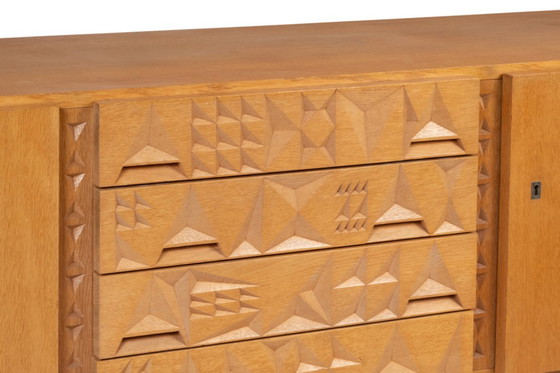 Image 1 of Aparador de roble y chapa de roble. Años 60/70.