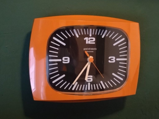 70er Jahre orangefarbene Space Age Wanduhr