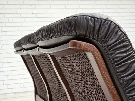 Image 1 of Sofá escandinavo de tres plazas de los años 70, tapizado en cuero, patas de teca y madera curvada.