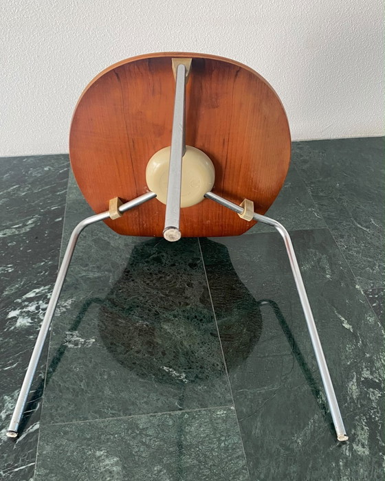 Image 1 of Chaise fourmi originale à 3 pieds