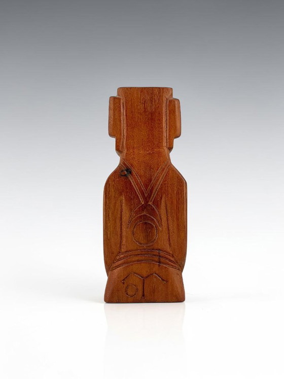 Image 1 of Sculpture Moai vintage sculptée à la main – bois massif, style tiki/milieu du siècle